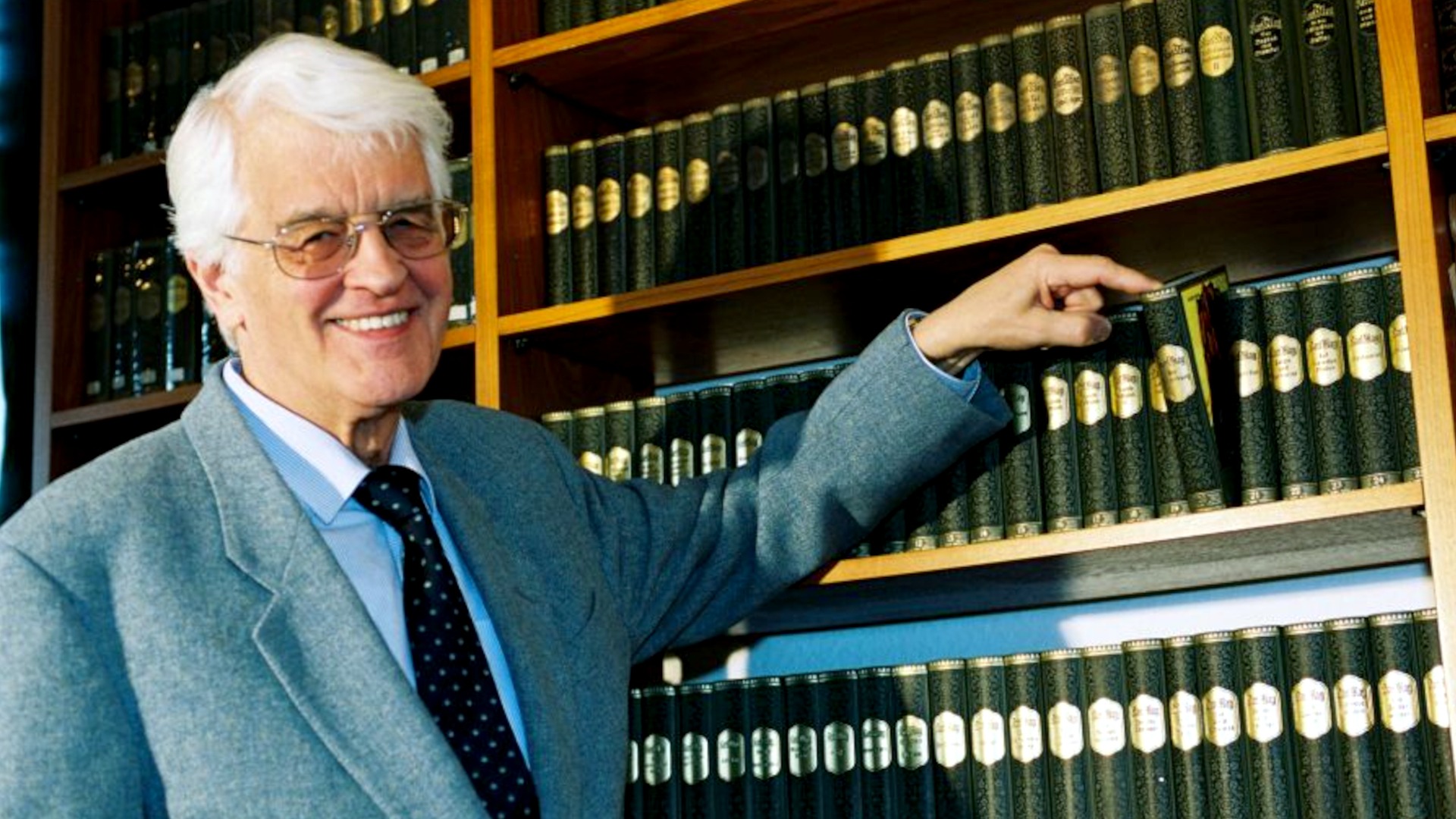 Lothar Schmid in seiner Karl-May-Bibliothek. | Foto via Karl-May-Verlag